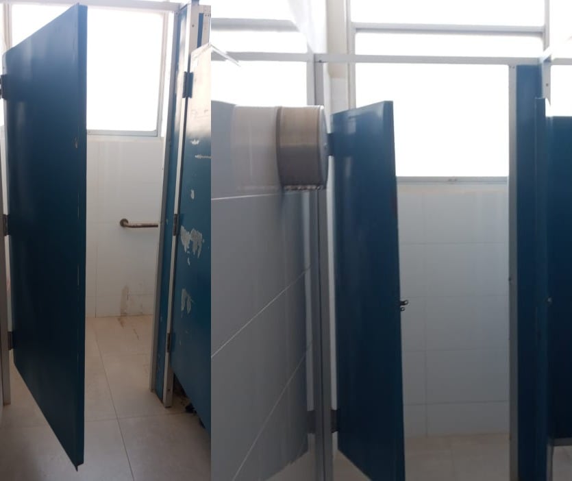 Puerta de baños no pueden cerrarse por falta de picaporte.
