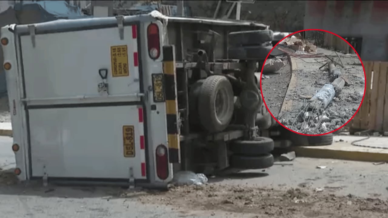 Un camión furgón que descendía por la vía Pasamayito terminó volcado en la séptima zona de Collique, en Comas. Sus dos ocupantes fueron trasladados al Hospital Sergio Bernales. (Imágenes de América Noticias/Composición Diario Correo)