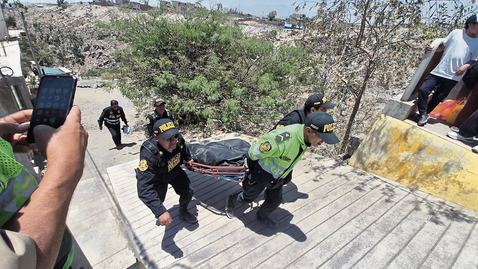 Policía recuperó el cuerpo del estudiante. Foto: Pedro Torres/GEC.