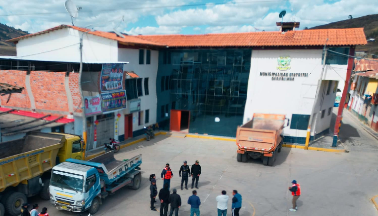 Puestos disponibles: gerencias y jefaturas; asistentes y auxiliares administrativos; especialistas en tesorería, almacén, educación, cultura y deporte; operadores de retroexcavadora y motoniveladora, chofer de camioneta; jefe (operador) de seguridad; analista y otros.