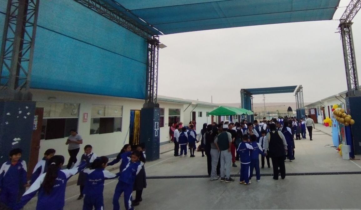 Estudiantes por tercer año consecutivo comenzaron las clases en aulas prefabricadas que ocupan desde el 2023. (Foto: Jorge Herrera)