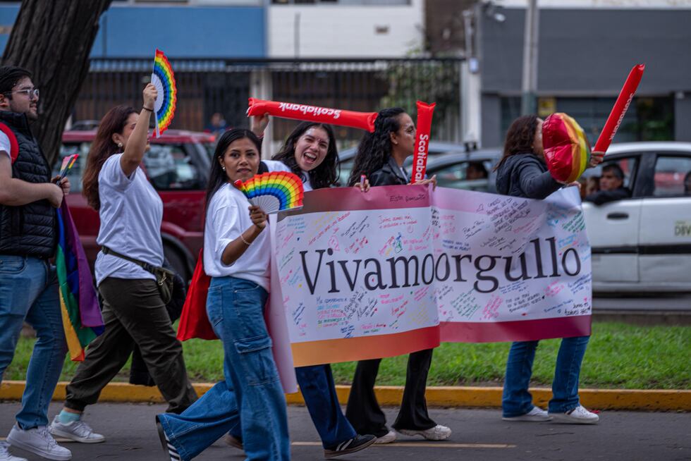 Colectivos se movilizan con banderolas