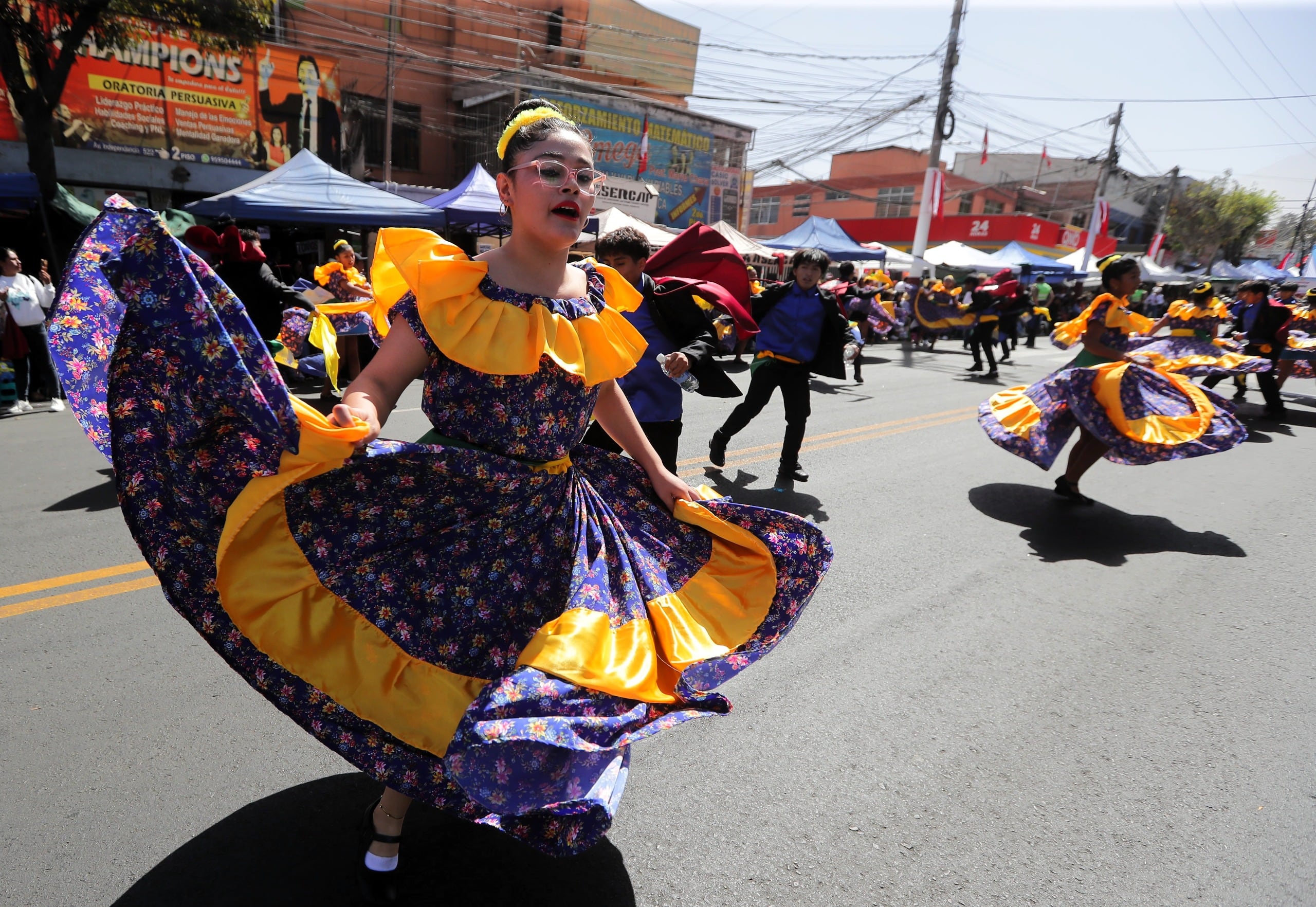Coloridas danzas en el Pasacalle Regional "Cantemos y Bailemos por Nuestra Arequipa 2026". (Foto: Omar Cruz/@photo.gec)