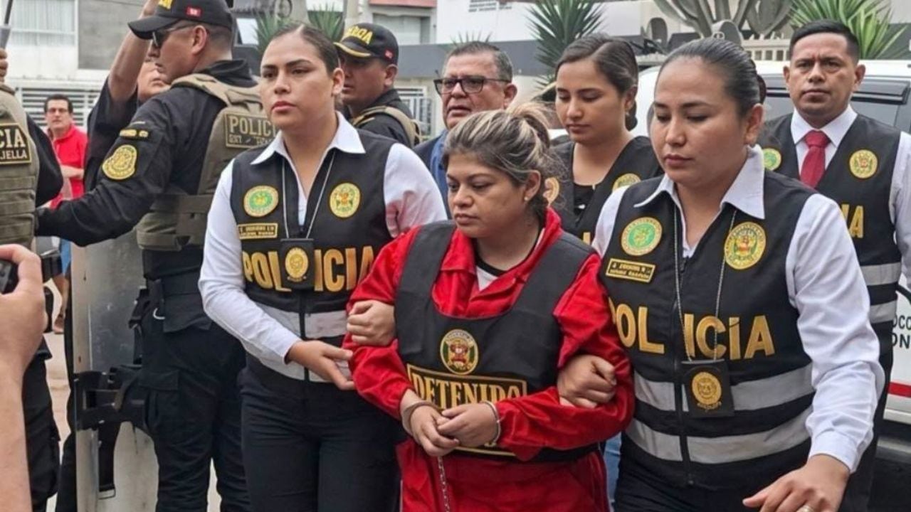 Catherin Méndez Araujo permanece custodiada en la Divincri de Trujillo. La Fiscalía fundamenta la acusación en chats de WhatsApp que revelan órdenes de recibir más de un millón de soles.