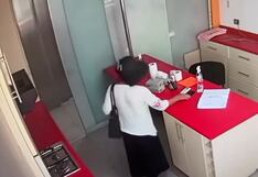 Trujillo: Mujer es captada robando celular (VIDEO)