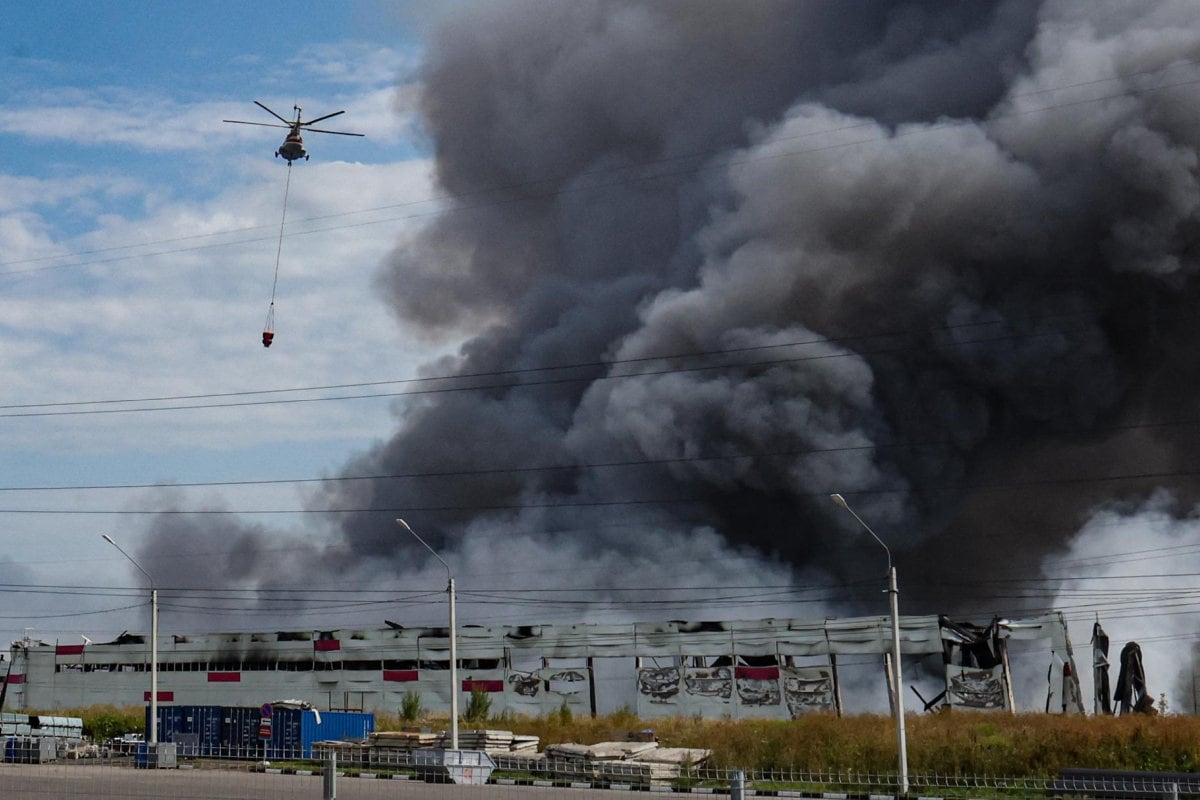 Un helicóptero de bomberos sobrevuela una instalación de Wildberries en llamas tras un presunto ataque con dron ucraniano en el Parque Industrial de Koledino, cerca de Podolsk, en la región de Moscú, Rusia, el 16 de agosto de 2026. (Foto: EFE/EPA/STRINGER)