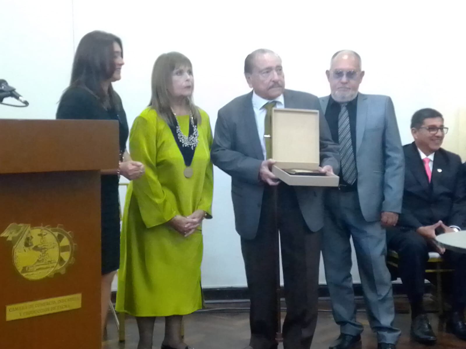 En la distinción del Despacho Aduanero Arunta recibieron el galvano el general en situación de retiro Jorge Flores Torres y Oswaldo Malpartida Robles. (Foto: GEC)