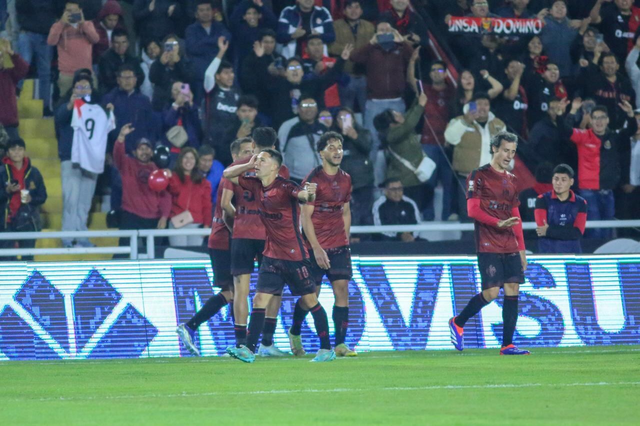 El primer tiempo fue de Melgar con ataques por los extremos y las triangulaciones de Bernardo Cuesta con Tomas Martínez y Cristian Bordacahar que hicieron daño a la defensa visitante. Fotos Leonardo Cuito