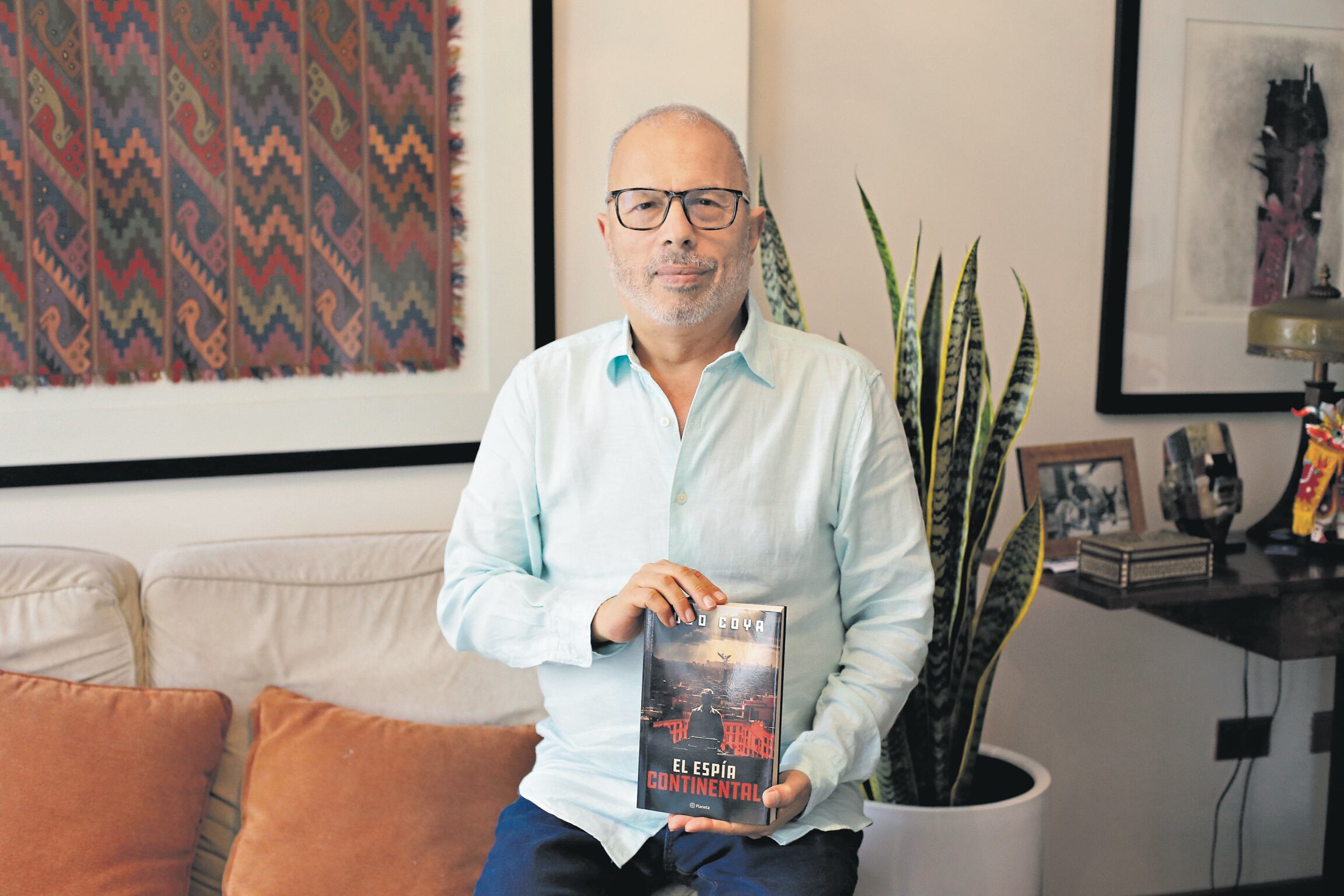 Hugo Coya presenta su libro "El espía continental".