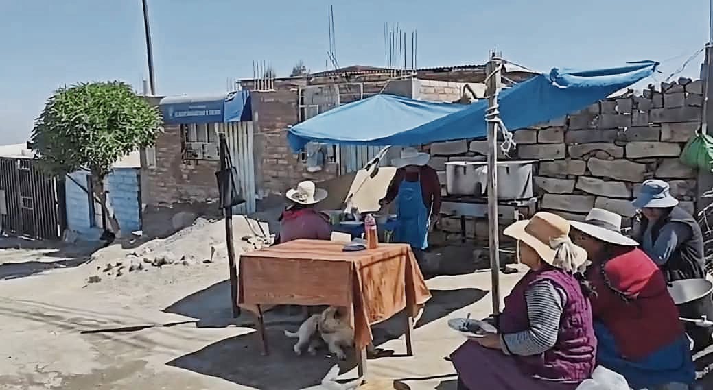 Ancianos de Olla común comen en la calle por falta de local en Cayma