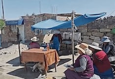 Ancianos comen en la calle luego de perder local por las lluvias en Arequipa