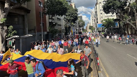 Venezuela: Chavistas marchan indignados en antesala de diálogo con oposición apoyado por EE.UU.