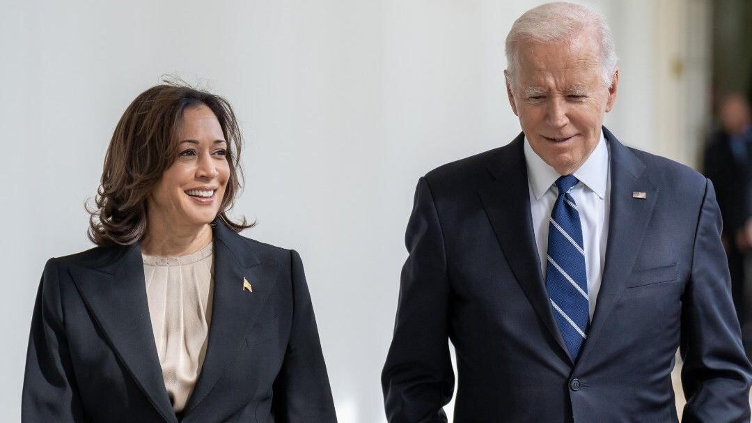 Joe Biden llamó “basura” a los seguidores de Trump, generando críticas y obligando a Kamala Harris a desmarcarse de su comentario, en un escenario similar al error de Hillary Clinton en 2016.