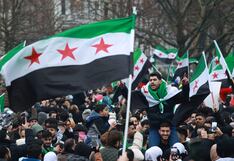Sirios celebran la caída de Bashar al Asad