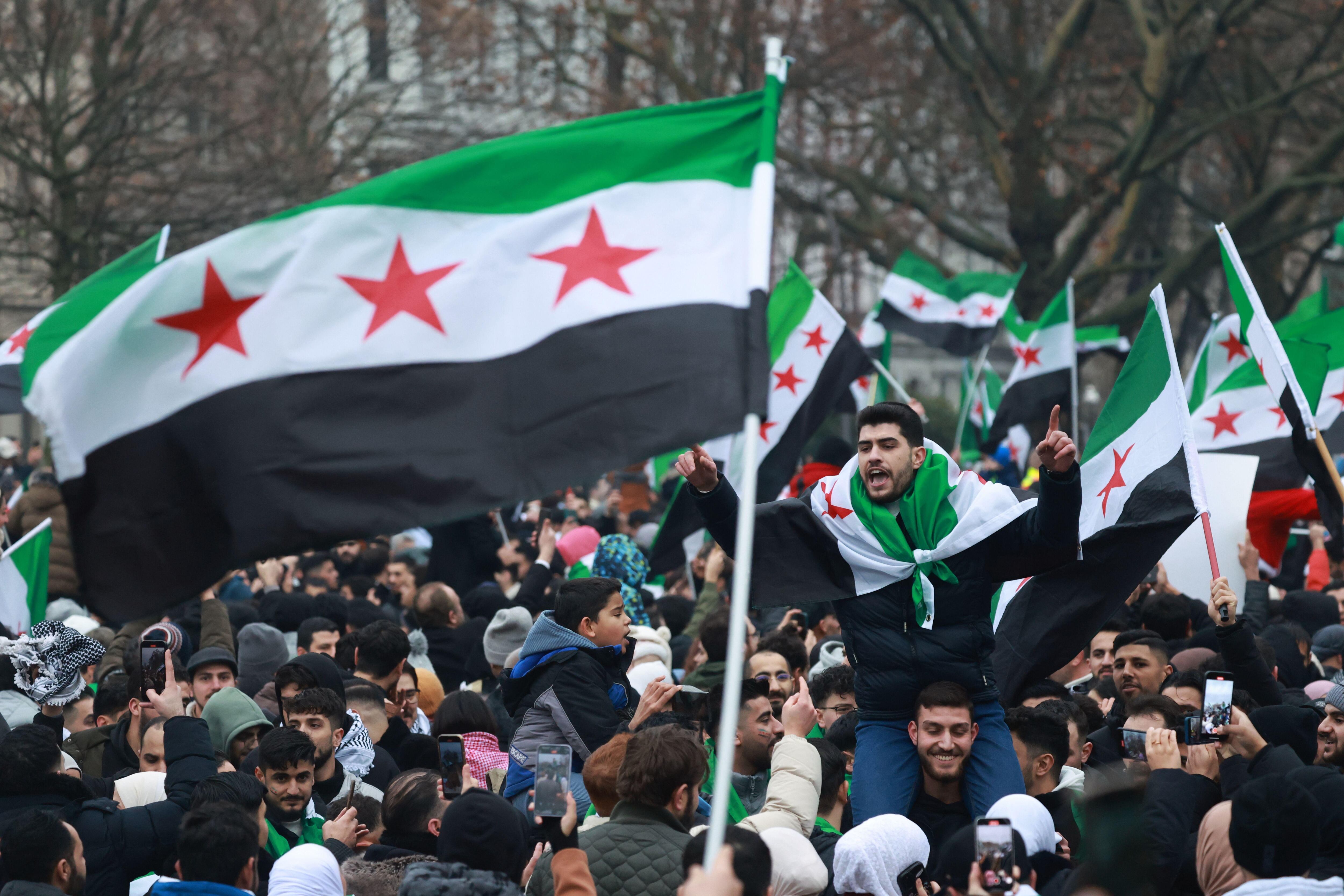 En Berlín se congregaron a celebrar el triunfo de las fuerzas rebeldes en Siria.