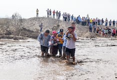Ica: huaico destruye la carretera Panamericana Sur y pasajeros arriesgan su vida cruzando a pie