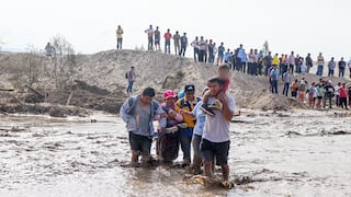 Ica: huaico destruye la carretera Panamericana Sur y pasajeros arriesgan su vida cruzando a pie