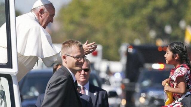 Papa Francisco: Niña rompe cerco de seguridad y pide abogar por indocumentados (VIDEO)