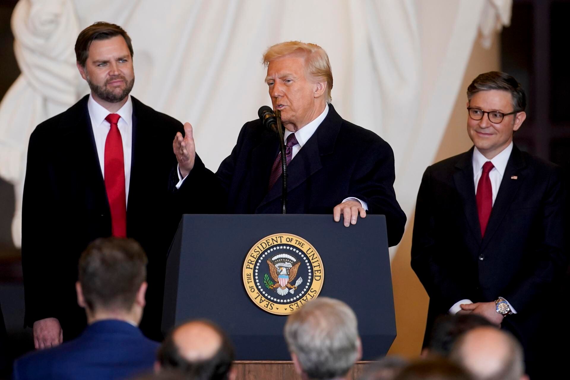 En un discurso nacionalista, el presidente Donald Trump anunció reformas al sistema de comercio, incluyendo aranceles del 25% a importaciones canadienses y mexicanas, y un 10% adicional a productos chinos, para beneficiar a la economía estadounidense.