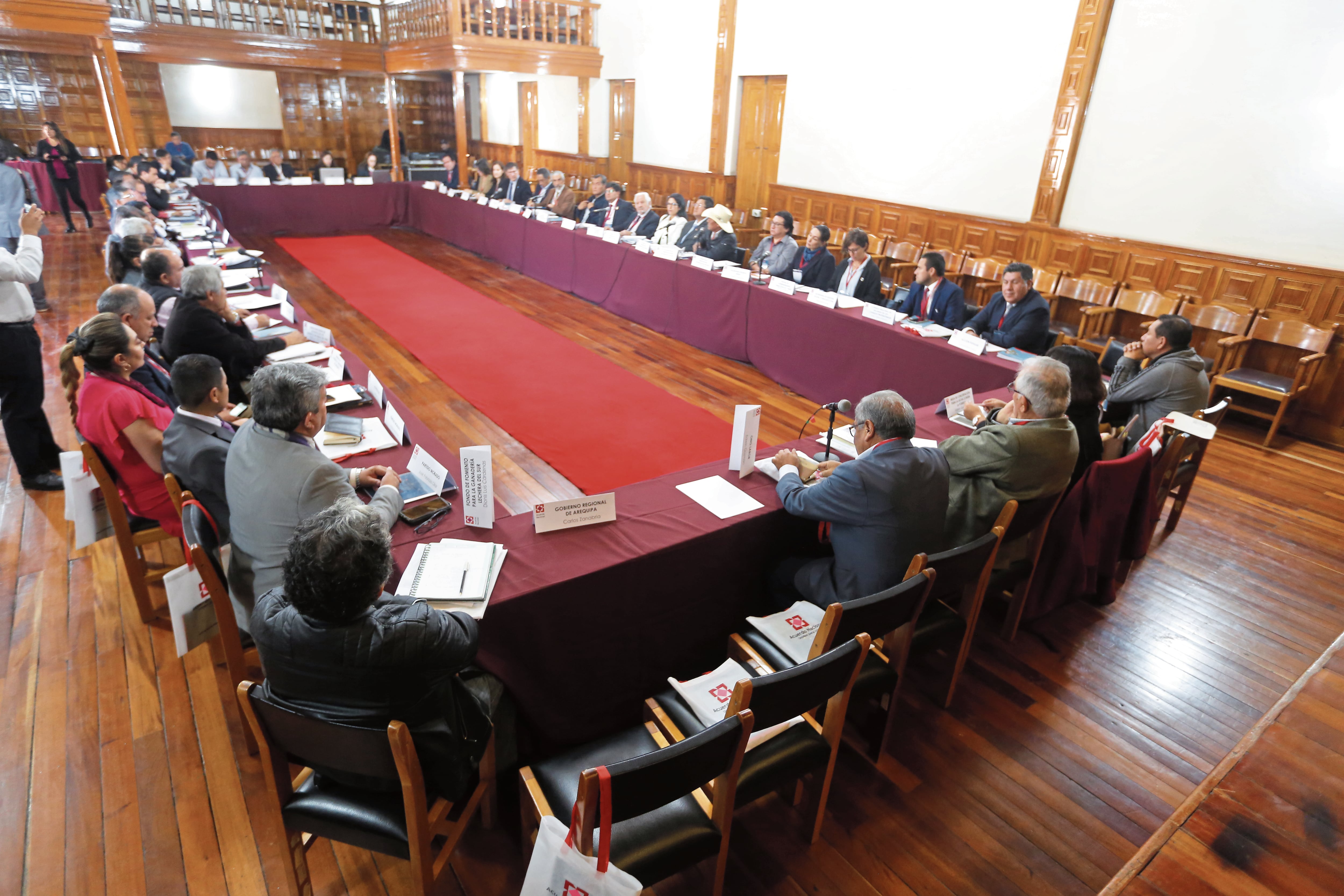 Los funcionarios se reunieron ayer en el Paraninfo de la UNSA (Foto: GEC)