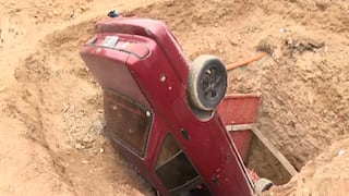 Chofer no se percata de obra y auto cae a una zanja en Ventanilla