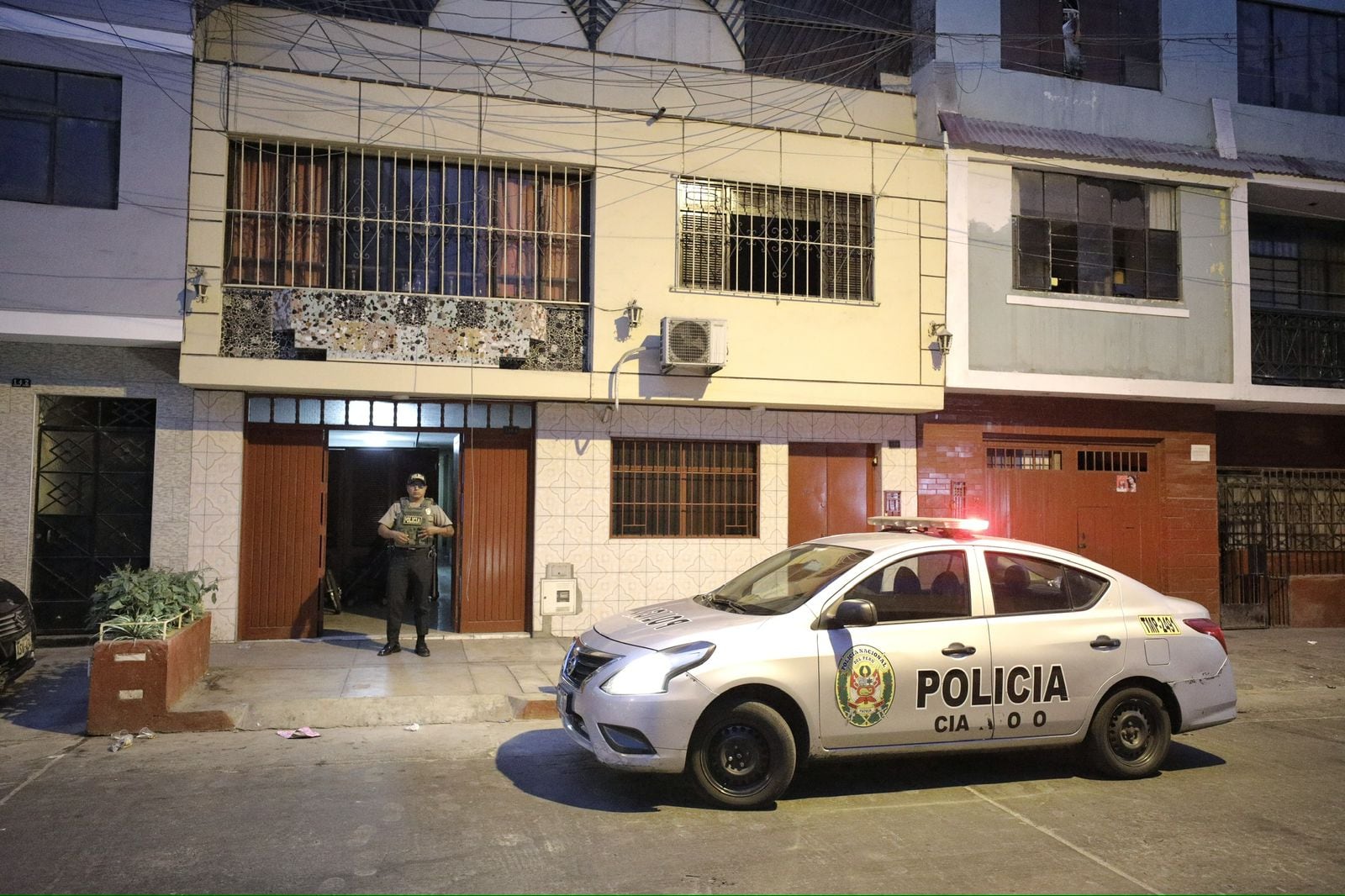 Una mujer fue hallada muerta después de tres días dentro de su cuarto donde alquilaba en la calle Jorge Cuba, en el distrito de la Victoria. Fotos: Joel Alonzo/ @photo.gec