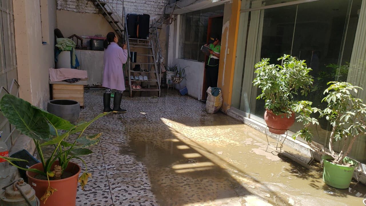 Aguas residuales llegaron hasta el patio de la casa (Foto: Omar Cruz)