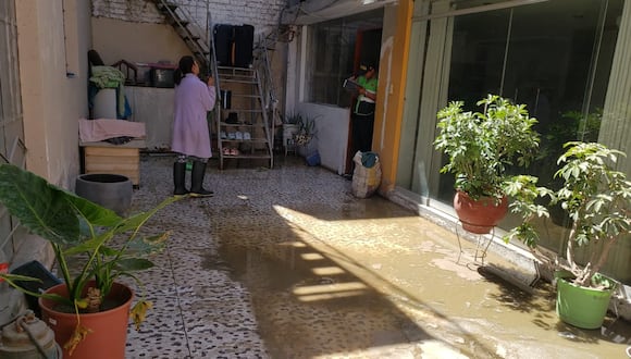 Aguas residuales llegaron hasta el patio de la casa (Foto: Omar Cruz)