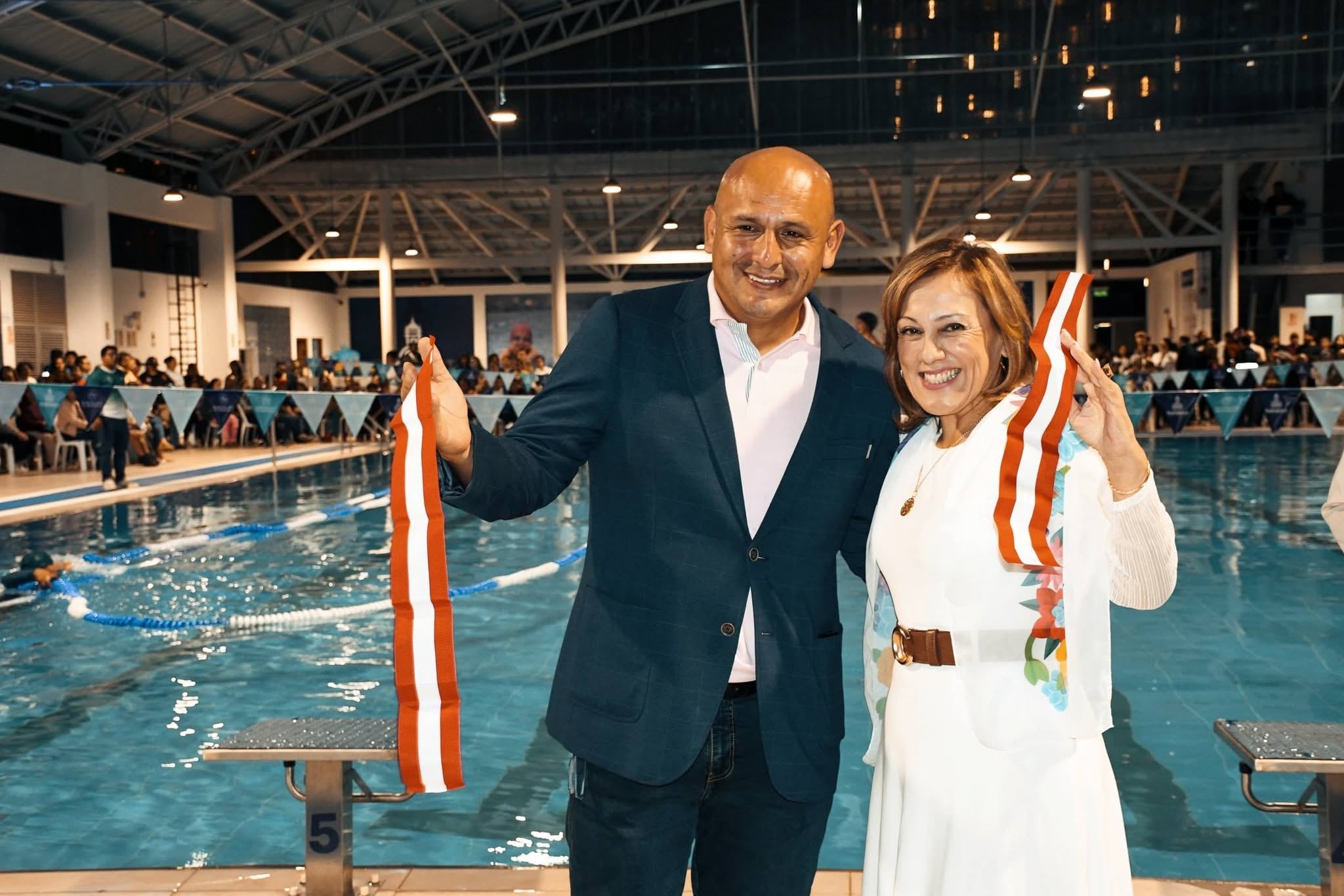 Manuel Espinoza y Jessica Vargas. Él postula como candidato a la alcaldía y ella en calidad de teniente alcalde del distrito. (FOTO: Facebook Jessica Vargas)