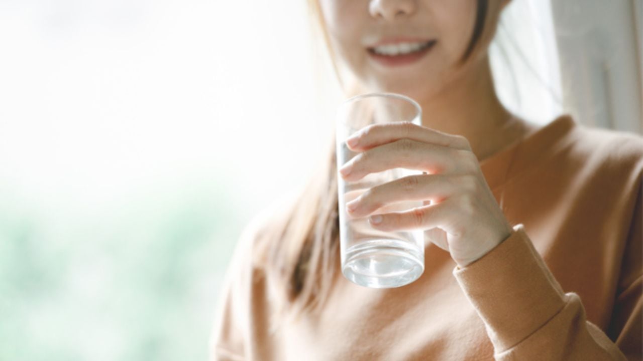 El incremento de temperaturas eleva los casos de deshidratación y agotamiento. Tomar agua de forma constante puede marcar la diferencia en la salud durante esta temporada.