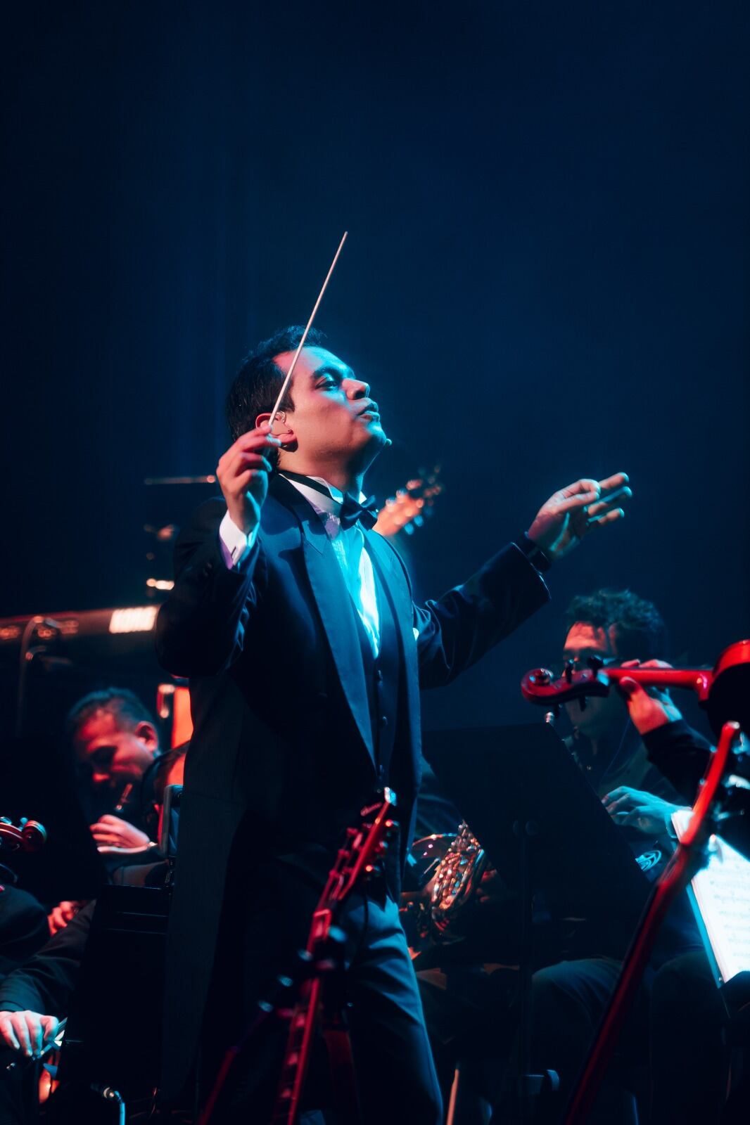 Al frente de "Música de Película" se encuentra el maestro Renzo Dalí, joven pero experimentado músico, productor, compositor, titulado por la Universidad Nacional de Música de Perú y licenciado por la University of West London (UWL) -