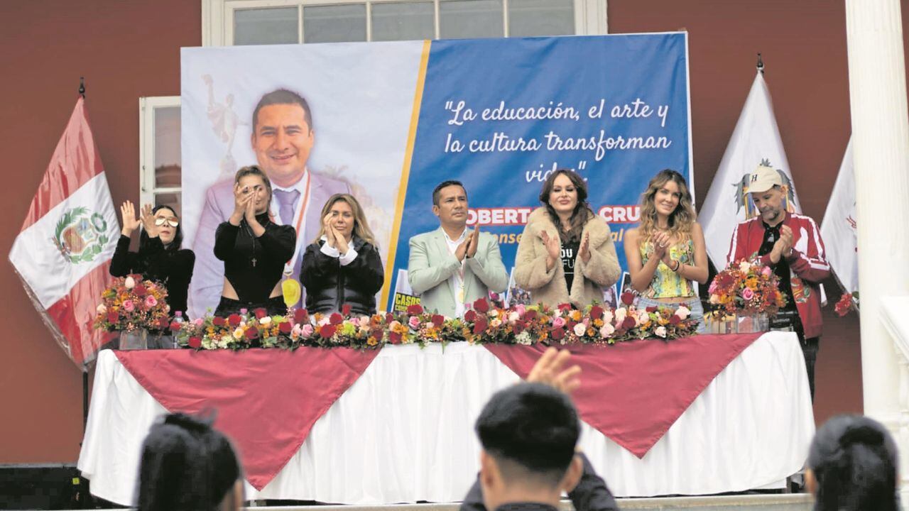 Consejero promocionó su imagen en un evento que realizó su despacho dentro del Consejo Regional. Especialista dice que se vulneró la ley, pero autoridad se defiende.
