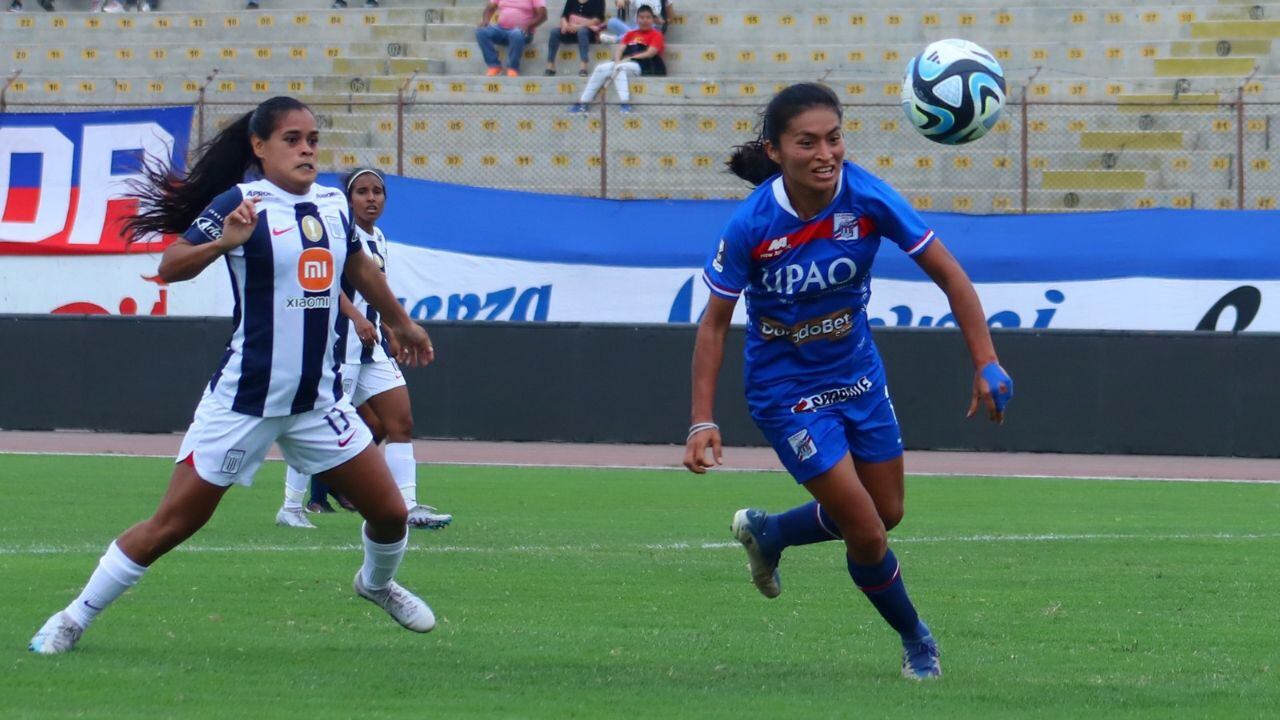 Katherine Bravo superando a la defensa blanquiazul. (Foto: CAM)