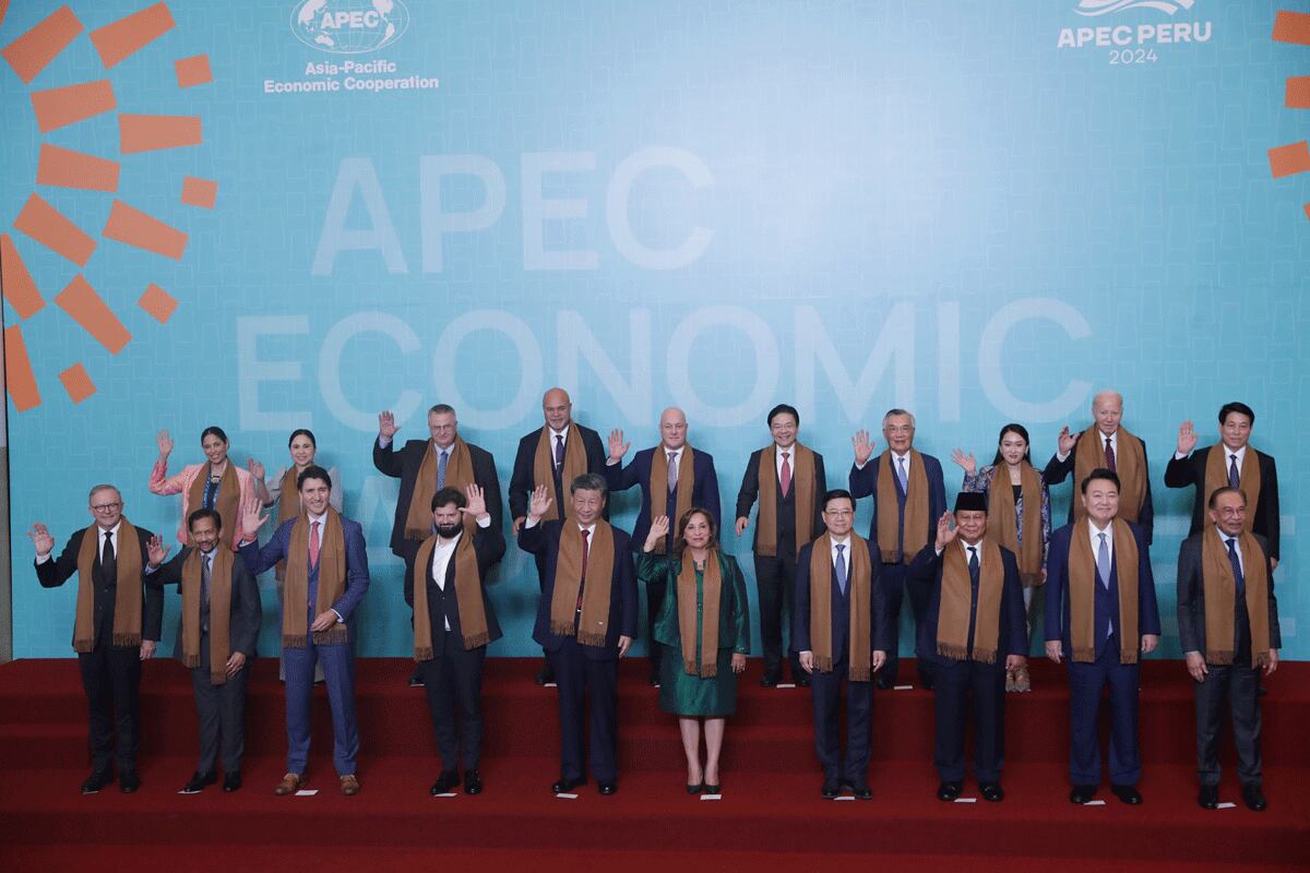 La presidenta Dina Boluarte y los líderes de las economías del Asia-Pacífico posan y saludan para la foto oficial. Lucen una tradicional chalina peruana de alpaca. Foto: GEC.
