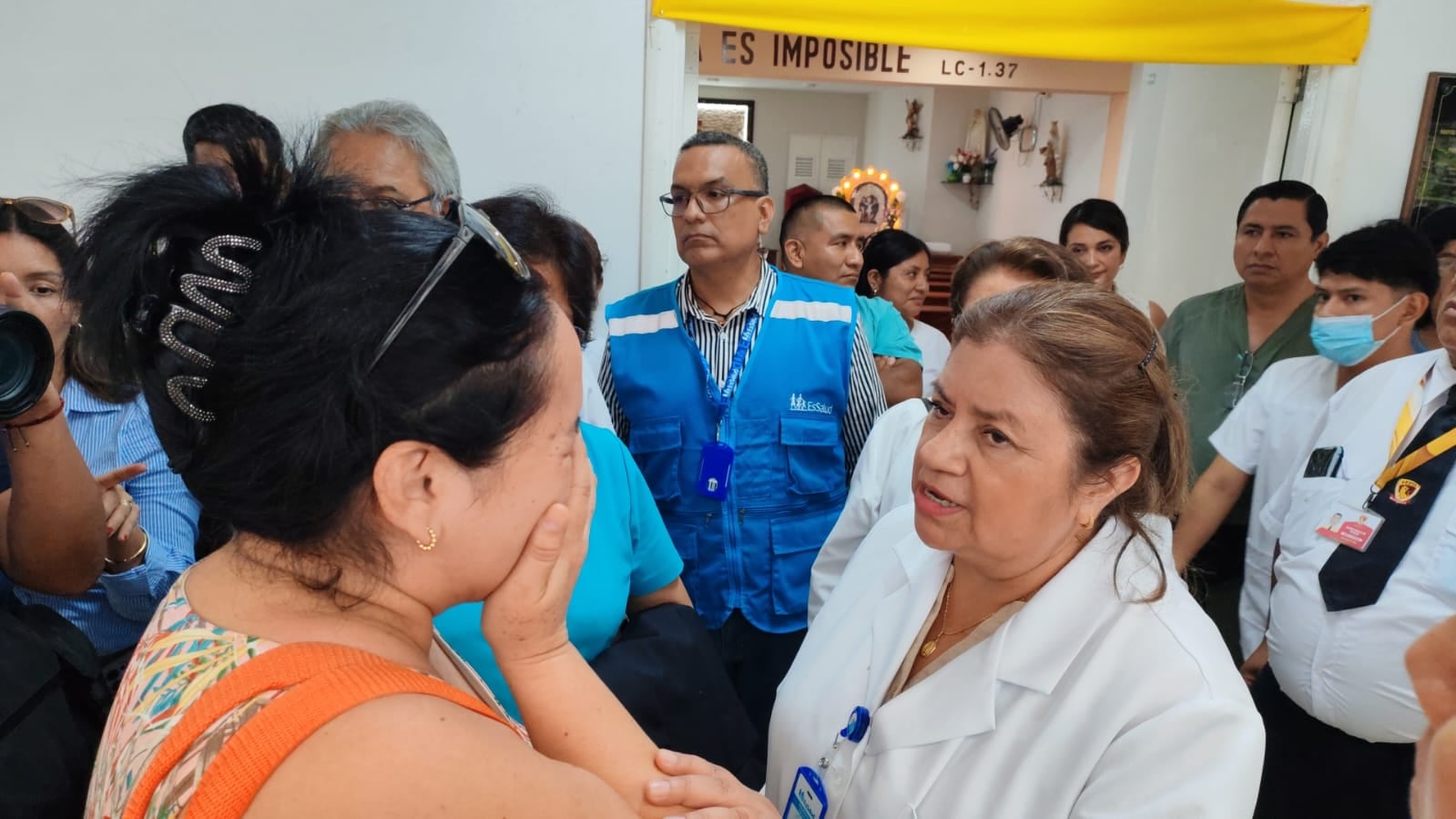 Asegurados increparon a presidenta ejecutiva de EsSalud por falta de medicamentos, demora en citas y otros