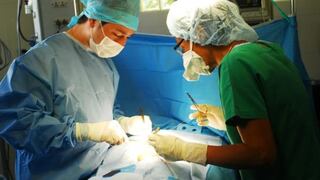EE.UU: Médicos realizan histórico trasplante de cráneo y cuero cabelludo