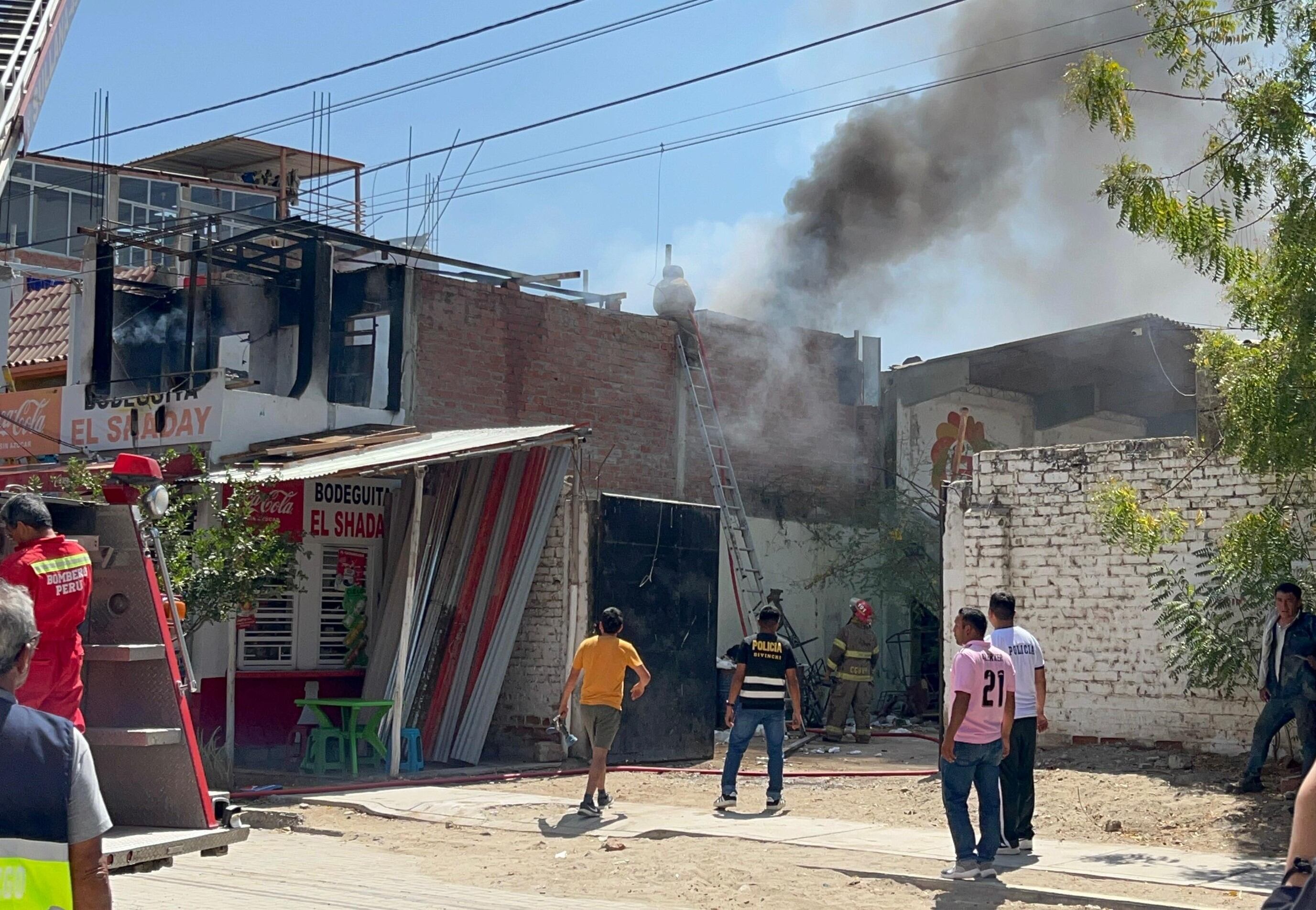 El fuego, originado por una chispa de soldadura que cayó sobre un colchón, consumió gran parte de una bodega ubicada al costado del Depincri de la PNP en Sullana.