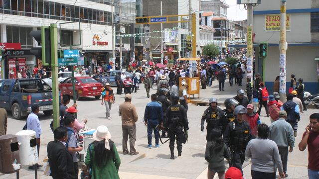 Cientos protestan ante gobierno regional por culminación de carretera (VIDEO)