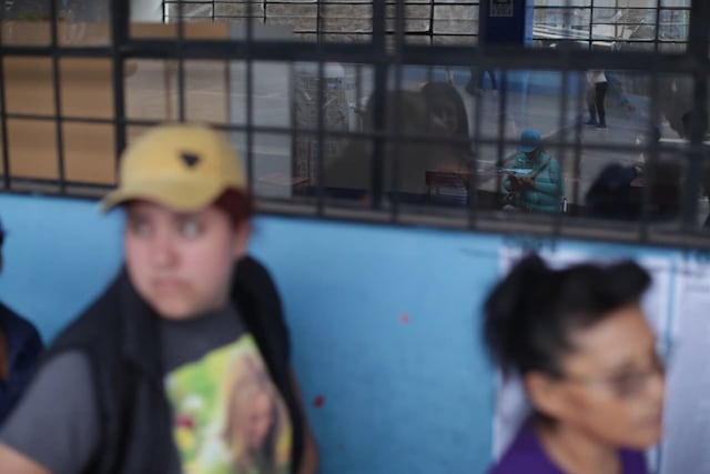 Se apertura las mesas de sufragio en el colegio San Luis Gonzaga de SJM, personas aún tienen quejas por el trabajo del personal de ONPE (Fotos: Julio Reaño/@photo.gec)