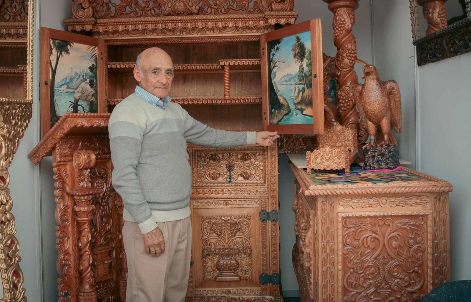 Artesanos exhiben figuras religiosas y artesanías tradicionales en el Santurantikuy, la feria navideña más emblemática de Cusco que se celebra cada 24 de diciembre en la Plaza Mayor desde el Siglo XVI.