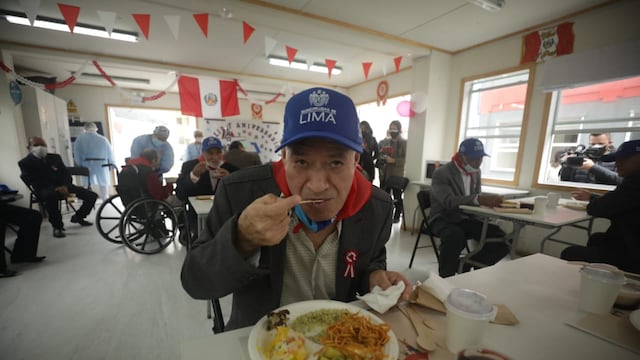 Adultos mayores de la ‘Casa de Todos’ disfrutaron de un banquete por el Bicentenario (FOTOS)