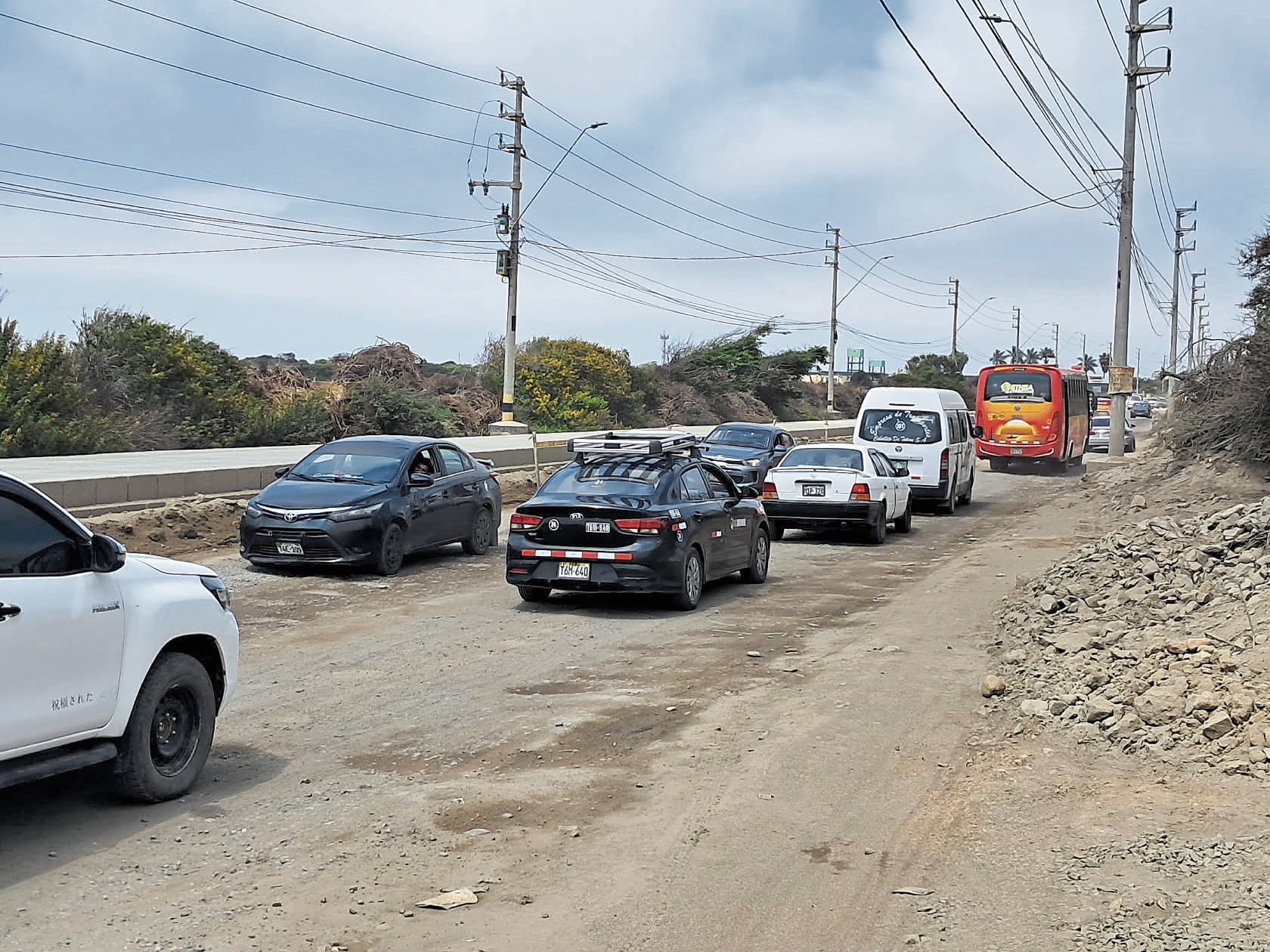 Debido a la temporada de verano, la afluencia vehicular se incrementó en un 50%. Por eso, el área técnica de la comuna distrital y el Consorcio Vías Huanchaco, encargado de construir la carretera, diseñan urgente un plan de contingencia que comprende rutas alternas y mejoramiento de señalética.