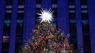 El árbol del Rockefeller Center se enciende y da inicio a la temporada navideña
