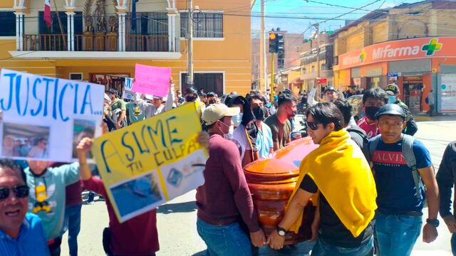 Familiares de  fallecidos en accidente en Carretera Central protestan cargando ataúd frente a Corte Superior de Justicia de Huánuco