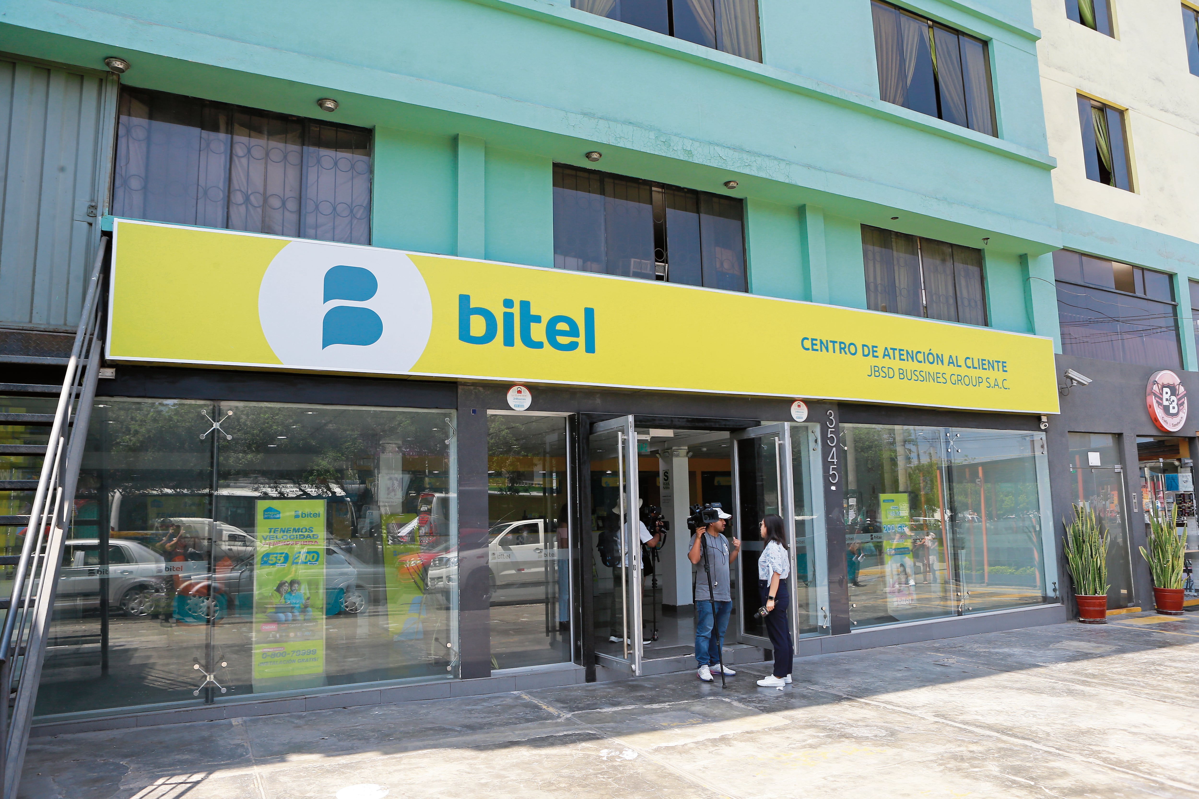 Diez hampones bajaron de dos autos y rompieron mampara y puerta antes de apropiarse de equipos celulares valorizados en S/4500