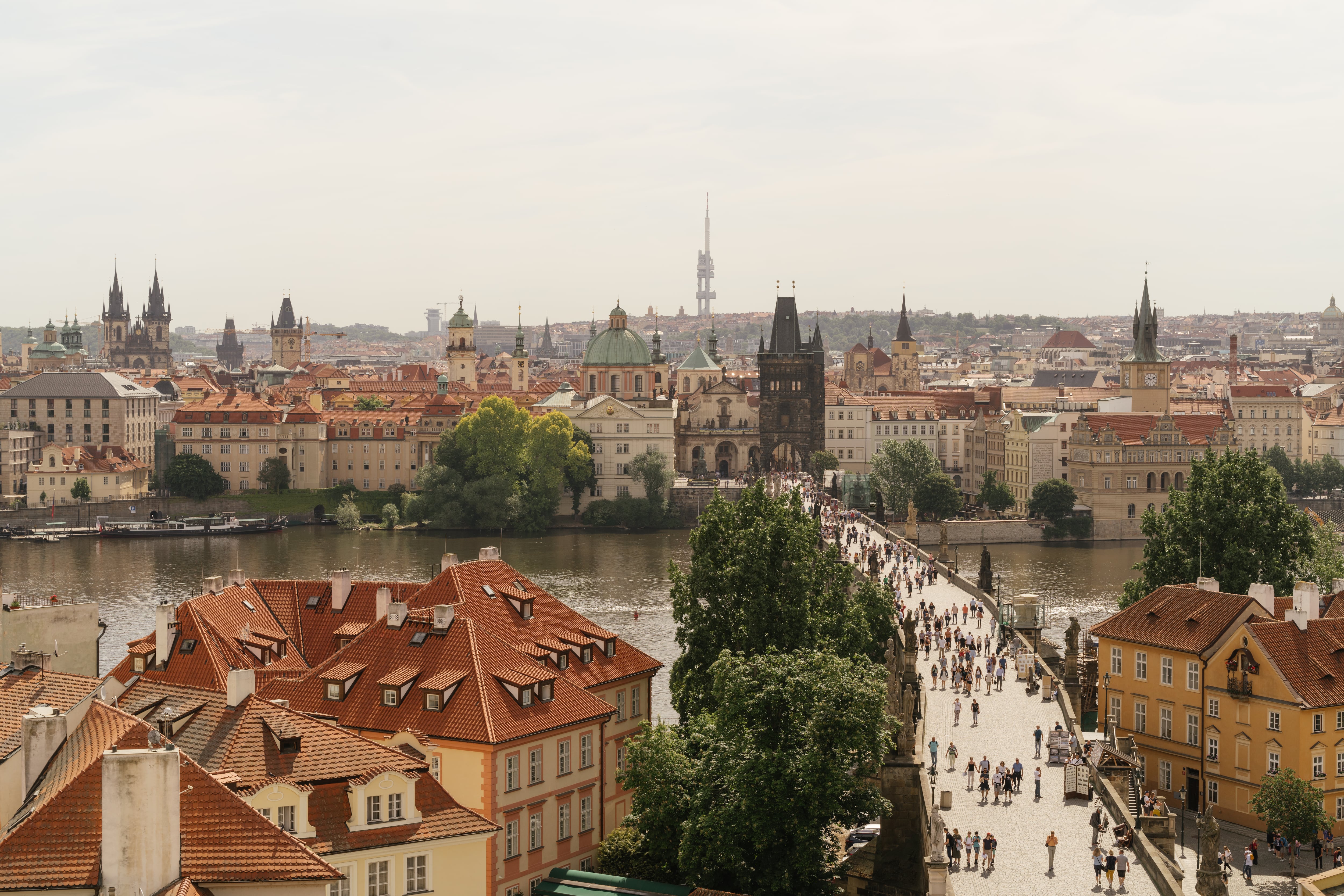 Como Ciudad Creativa de la Literatura de la UNESCO, Praga presenta una nueva propuesta turística que conecta calles, monumentos y barrios con algunos de los escritores que marcaron la historia literaria de la capital checa.