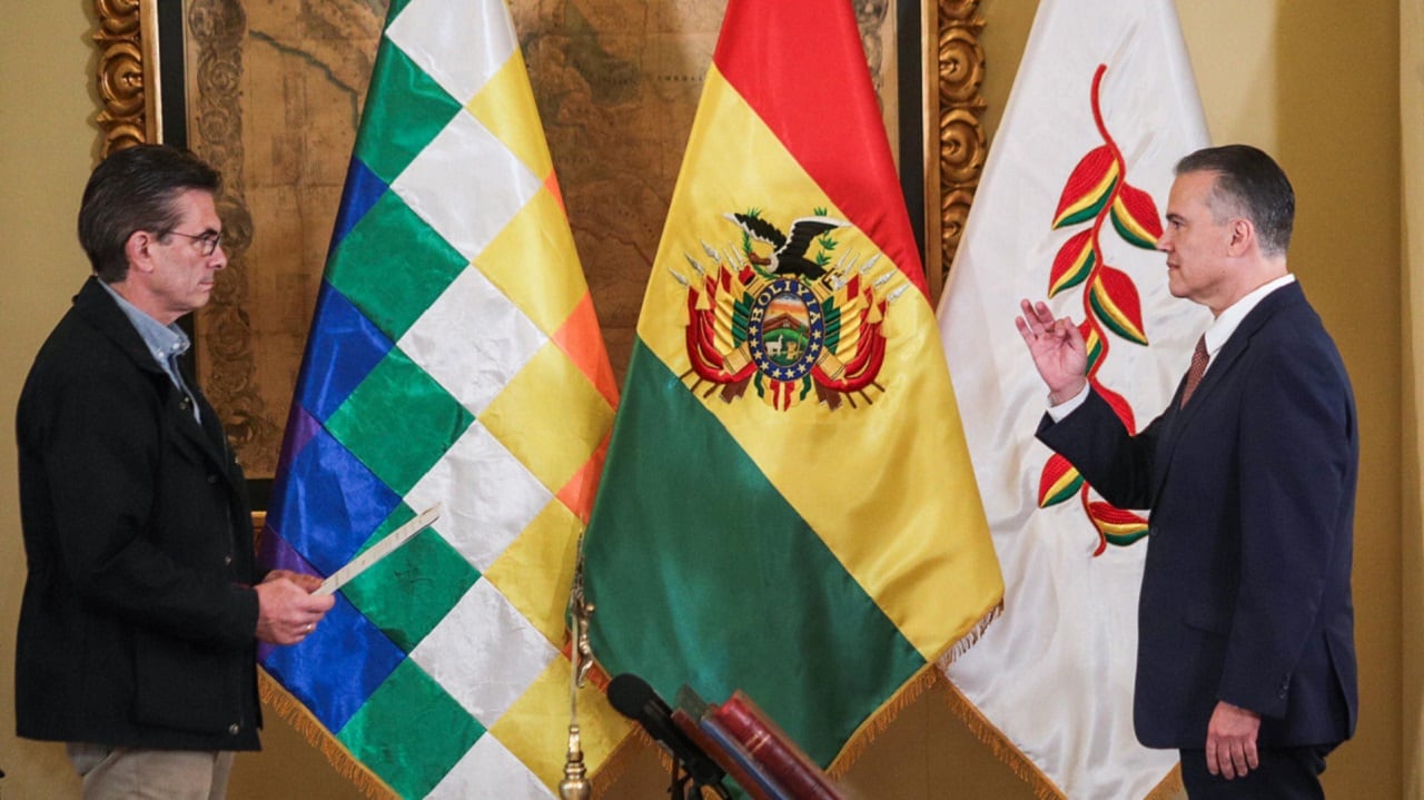 El presidente de Bolivia, Rodrigo Paz (i), nombró al nuevo ministro de Defensa, Ernesto Justiniano (Bolivia). EFE/ Gabriel Márquez