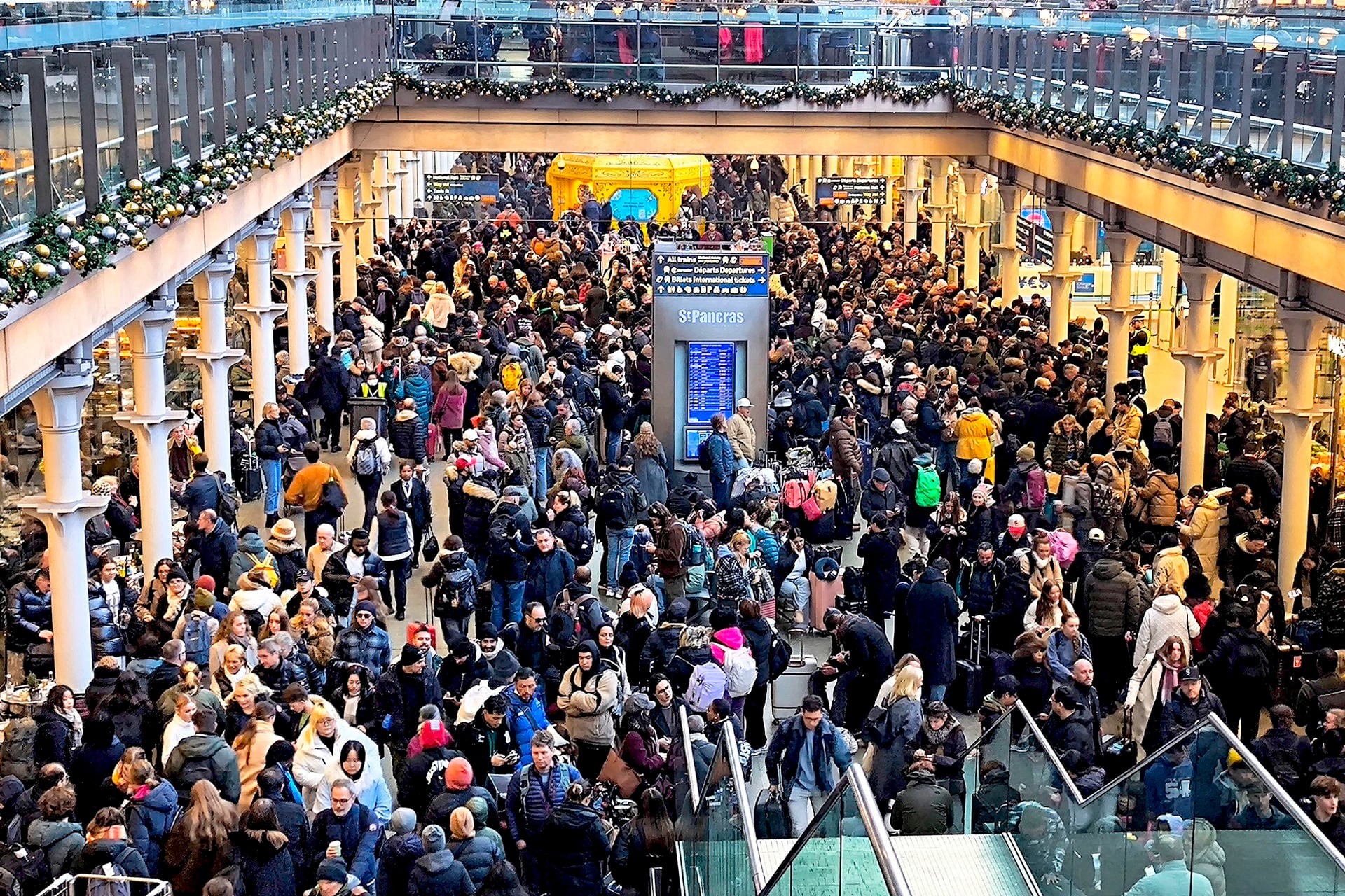 La circulación quedó interrumpida en ambos sentidos desde la madrugada por un problema de alimentación eléctrica que afectó a los trenes bajo el Canal de la Mancha. (Foto: EFE)