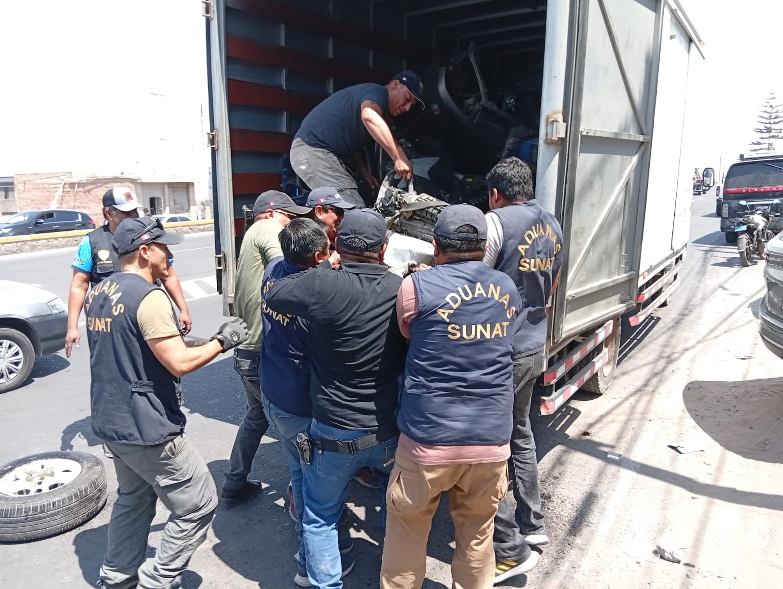 En camión y camionetas se trasladaron pesados motores. (Foto: Adrian Apaza)