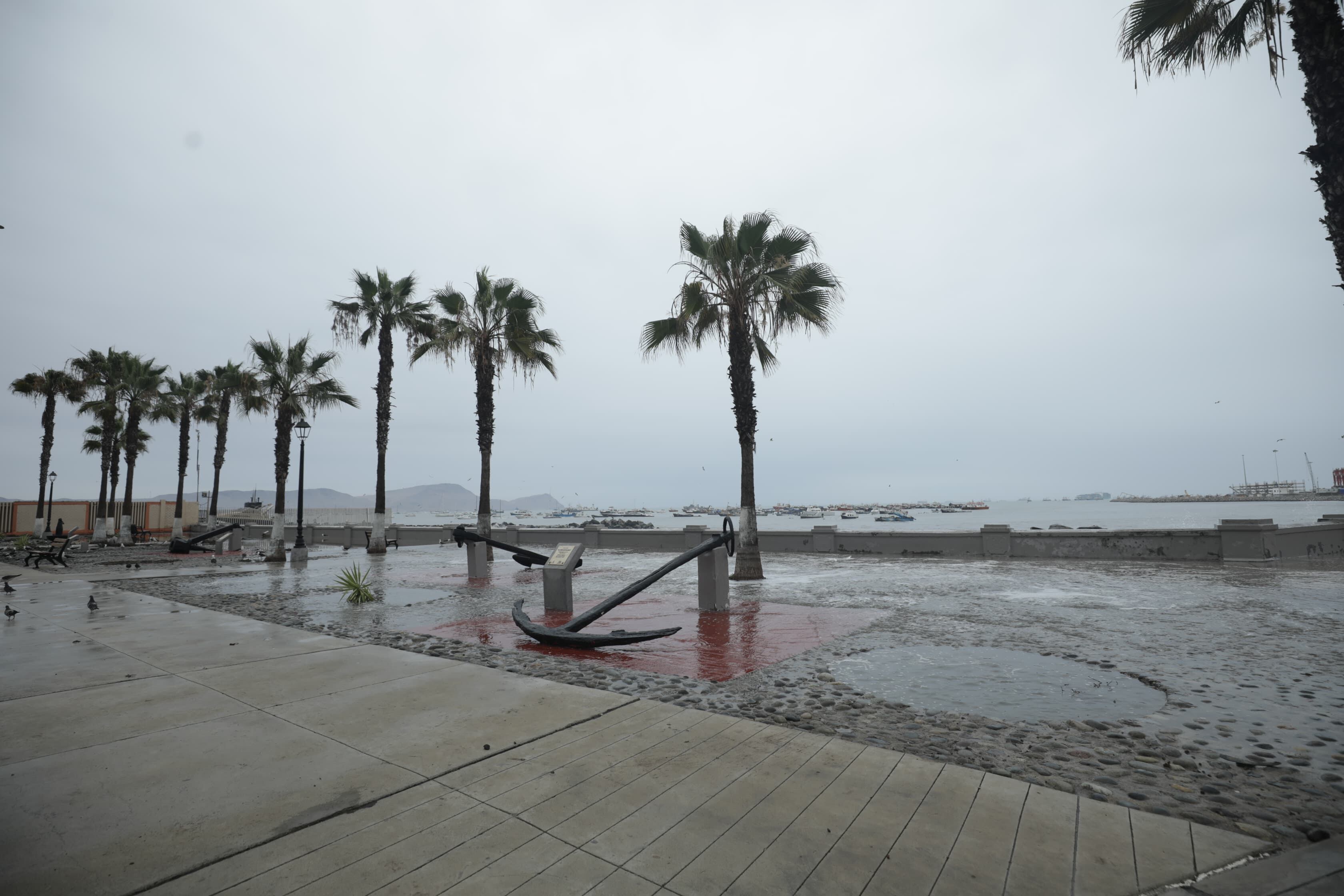 Oleaje anómalo que se registró durante la.madruga en La Punta, Callao, continuará durando 5 días.
Fotos Britanie Arroyo/ @photo.gec